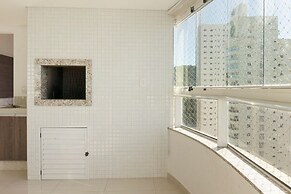 AMPLO APARTAMENTO UM POR ANDAR