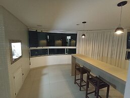 AMPLO APARTAMENTO UM POR ANDAR