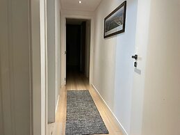 AMPLO APARTAMENTO UM POR ANDAR