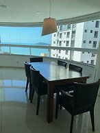 AMPLO APARTAMENTO UM POR ANDAR