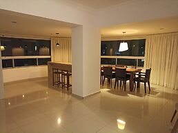 AMPLO APARTAMENTO UM POR ANDAR