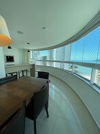 AMPLO APARTAMENTO UM POR ANDAR