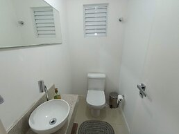 AMPLO APARTAMENTO UM POR ANDAR