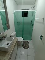 AMPLO APARTAMENTO UM POR ANDAR