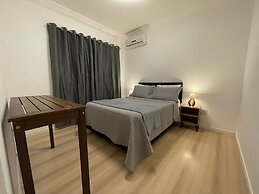 AMPLO APARTAMENTO UM POR ANDAR