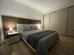 AMPLO APARTAMENTO UM POR ANDAR