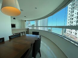 AMPLO APARTAMENTO UM POR ANDAR