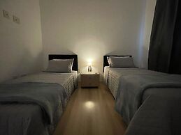 AMPLO APARTAMENTO UM POR ANDAR