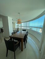 AMPLO APARTAMENTO UM POR ANDAR