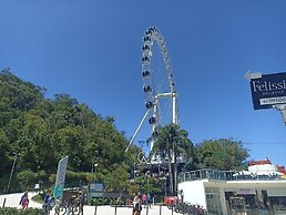 AMPLO APARTAMENTO UM POR ANDAR