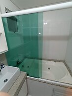 AMPLO APARTAMENTO UM POR ANDAR