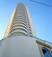 AMPLO APARTAMENTO UM POR ANDAR