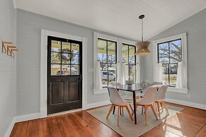 Gorgeous Home 1 Blk From Main With Hot Tub & Fire Pit!