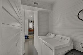 Gorgeous Home 1 Blk From Main With Hot Tub & Fire Pit!