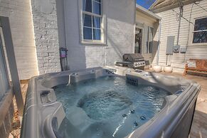 Gorgeous Home 1 Blk From Main With Hot Tub & Fire Pit!