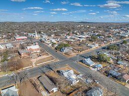 Gorgeous Home 1 Blk From Main With Hot Tub & Fire Pit!
