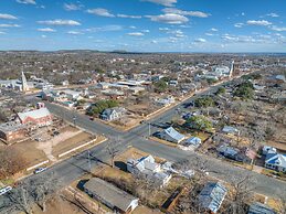 Gorgeous Home 1 Blk From Main With Hot Tub & Fire Pit!