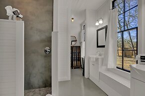 Gorgeous Home 1 Blk From Main With Hot Tub & Fire Pit!