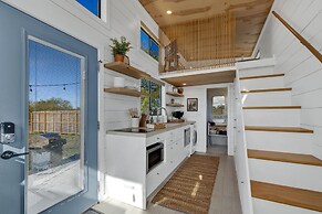 Henley-lux Tiny Home-hot Tub-fire Pit