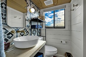 Henley-lux Tiny Home-hot Tub-fire Pit