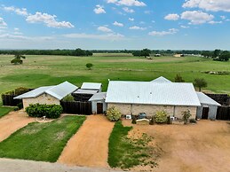 Romantic Oasis With Hot Tub Near Fred and Wineries!