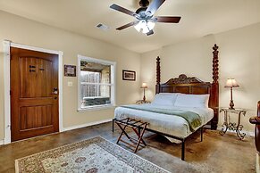 Romantic Oasis With Hot Tub Near Fred and Wineries!