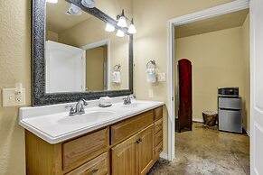 Romantic Oasis With Hot Tub Near Fred and Wineries!