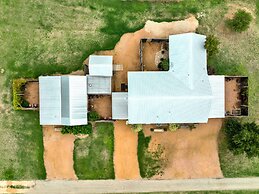 Romantic Oasis With Hot Tub Near Fred and Wineries!