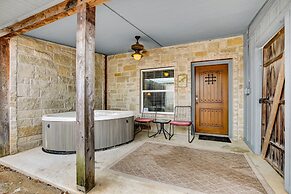 Romantic Oasis With Hot Tub Near Fred and Wineries!