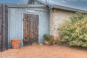 Romantic Oasis With Hot Tub Near Fred and Wineries!