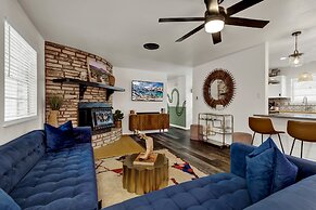 Eclectic Fun Haus With Hot Tub - 3 Min Drive to Main