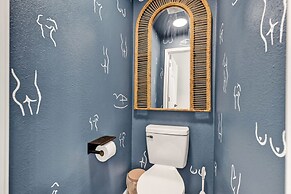 Eclectic Fun Haus With Hot Tub - 3 Min Drive to Main