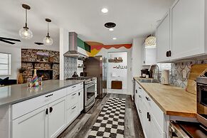 Eclectic Fun Haus With Hot Tub - 3 Min Drive to Main