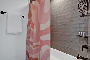 Eclectic Fun Haus With Hot Tub - 3 Min Drive to Main