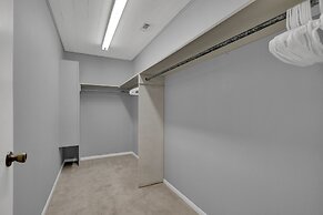 Charming Home With Hot Tub, Sauna & Grill!