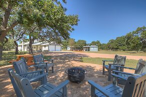 Charming Home With Hot Tub, Sauna & Grill!