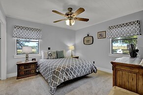 Charming Home With Hot Tub, Sauna & Grill!