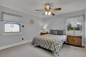 Charming Home With Hot Tub, Sauna & Grill!