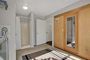 Charming Home With Hot Tub, Sauna & Grill!