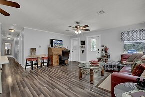 Charming Home With Hot Tub, Sauna & Grill!