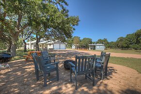 Charming Home With Hot Tub, Sauna & Grill!