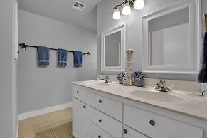 Charming Home With Hot Tub, Sauna & Grill!