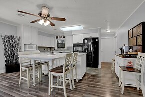 Charming Home With Hot Tub, Sauna & Grill!