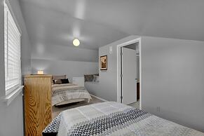 Charming Home With Hot Tub, Sauna & Grill!