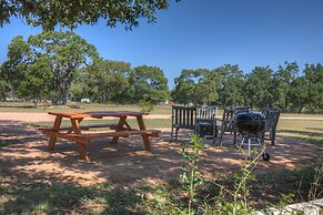 Charming Home With Hot Tub, Sauna & Grill!
