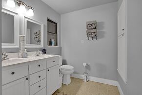 Charming Home With Hot Tub, Sauna & Grill!