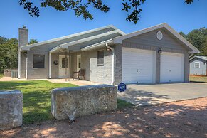 Charming Home With Hot Tub, Sauna & Grill!