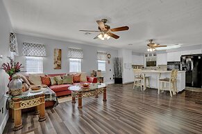 Charming Home With Hot Tub, Sauna & Grill!