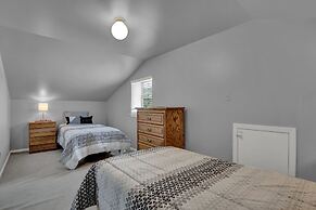 Charming Home With Hot Tub, Sauna & Grill!