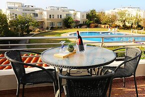 Flat w Shared Pool and Balcony in Kyrenia